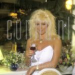 17-10-1988 Vanessa, Connie Breukhoven on location by order of Panorama Magazine.

[keywords]Posed, Half Length, Eyecontact, Smiling, Wine[/keywords]